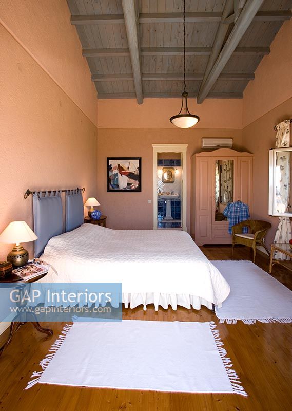 Corfou, Grèce. Malama House près de Barbati. Chambre des maîtres avec murs orange et parquet