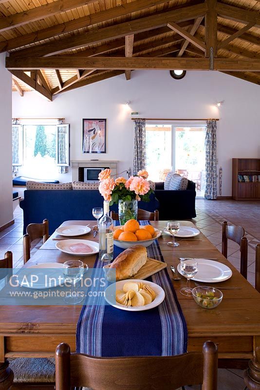 Villa Christina, Kaminaki, Corfou, Grèce. Salon et salle à manger à aire ouverte avec table