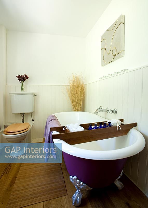 Salle de bain rustique avec baignoire surélevée violette