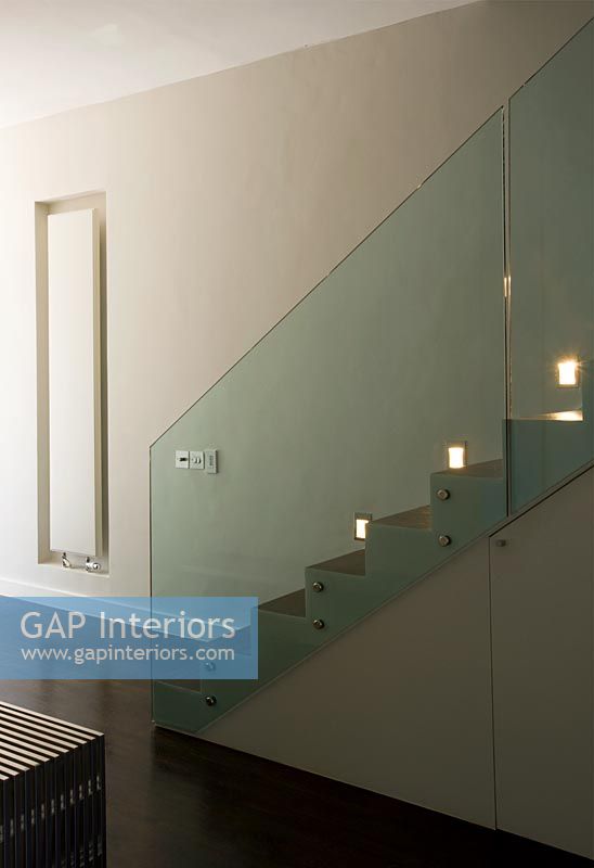 Couloir contemporain avec escalier élégant avec éclairage intégré