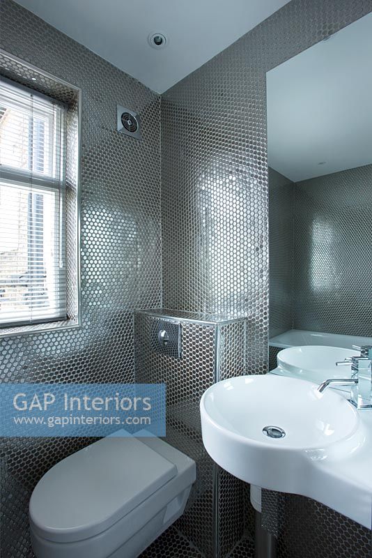 Salle de bain contemporaine moderne avec suite blanche et carreaux de mosaïque effet nid d'abeille argent