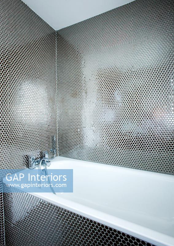 Salle de bain contemporaine moderne avec baignoire blanche et carreaux de mosaïque effet nid d'abeille argent