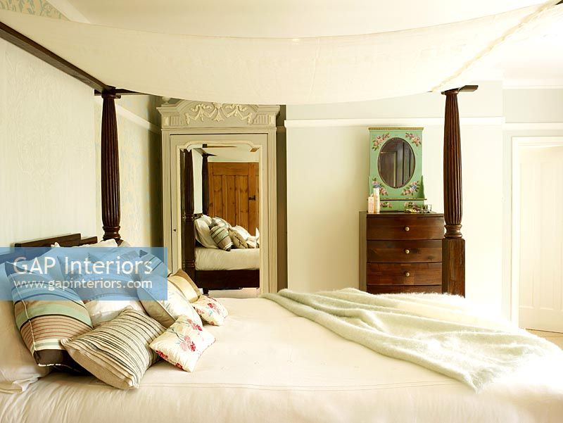 Chambre classique avec lit à baldaquin et mobilier de style français