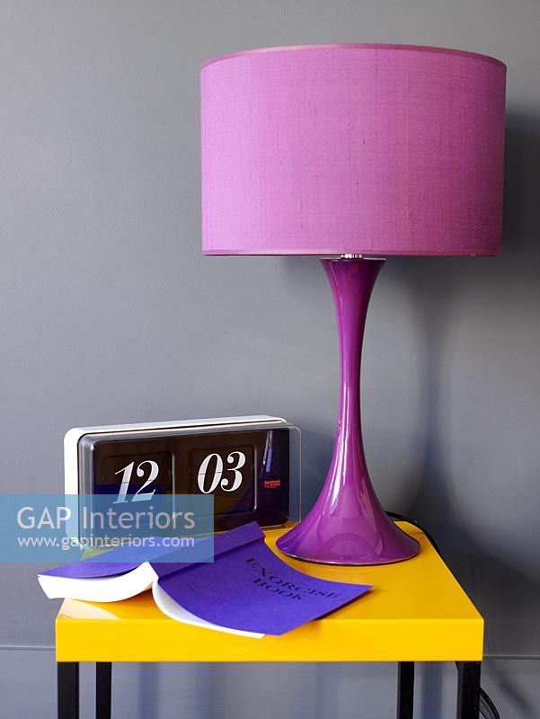 Détail de lampe rétro violet sur table d'appoint avec horloge rétro