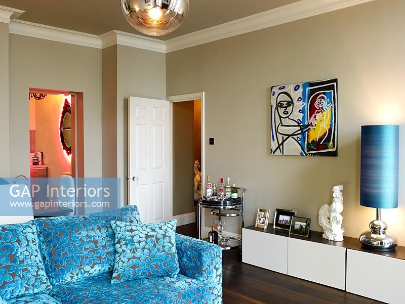 Salon ouvert moderne avec canapé à motifs bleus