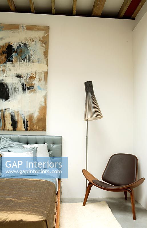 Chambre contemporaine avec lampe Seppo Koho et chaise coquille