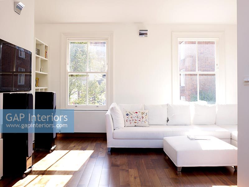 Salon blanc moderne avec parquet en bois foncé