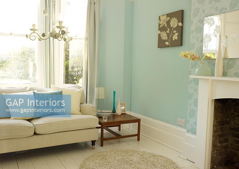 Salon classique avec murs peints en bleu