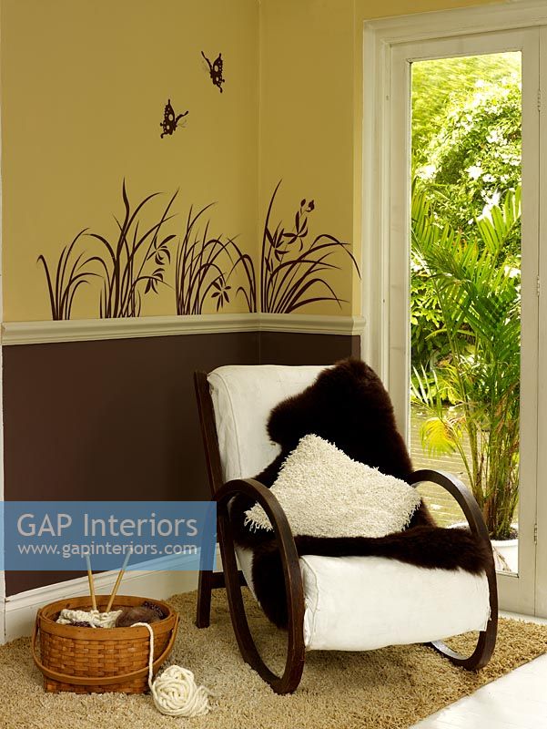 Salon moderne avec chaise et effet de peinture sur le mur