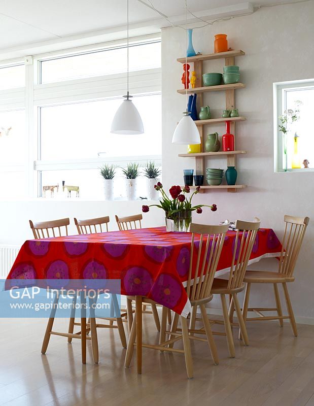 Salle à manger moderne avec nappe aux couleurs vives