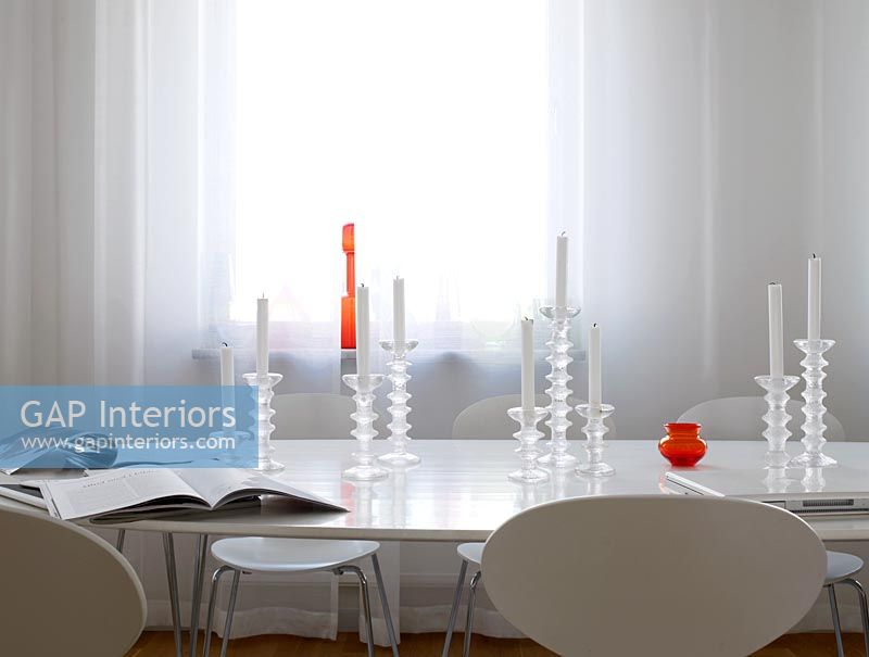 Table et chaises blanches modernes