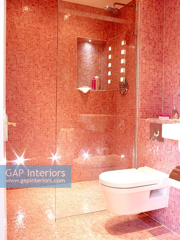 Salle de bain moderne avec des carreaux de mosaïque rose