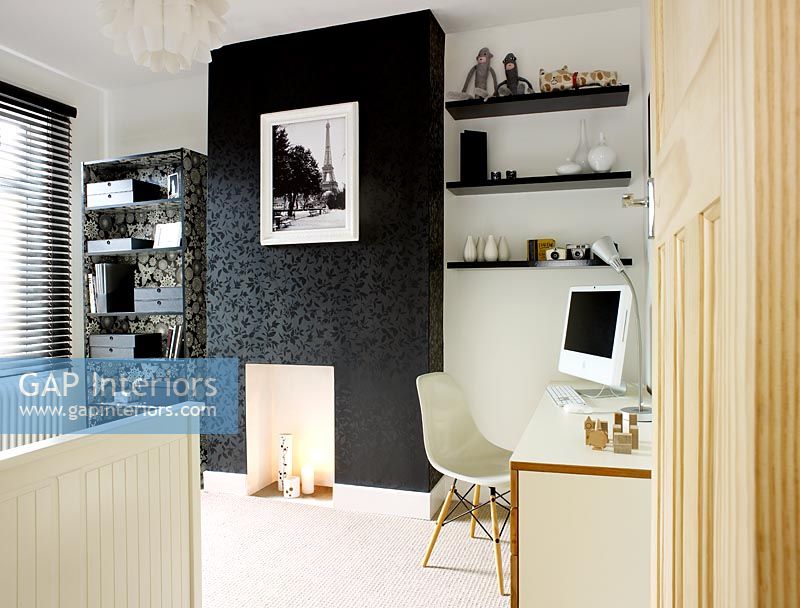 Bureau à domicile contemporain et chambre d'amis avec manteau de cheminée tapissé