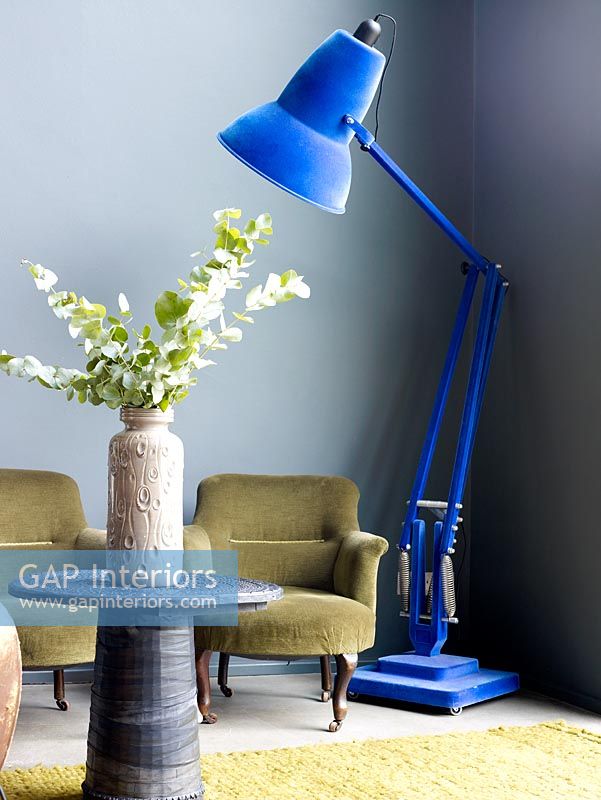 Salon avec lampe bleue surdimensionnée