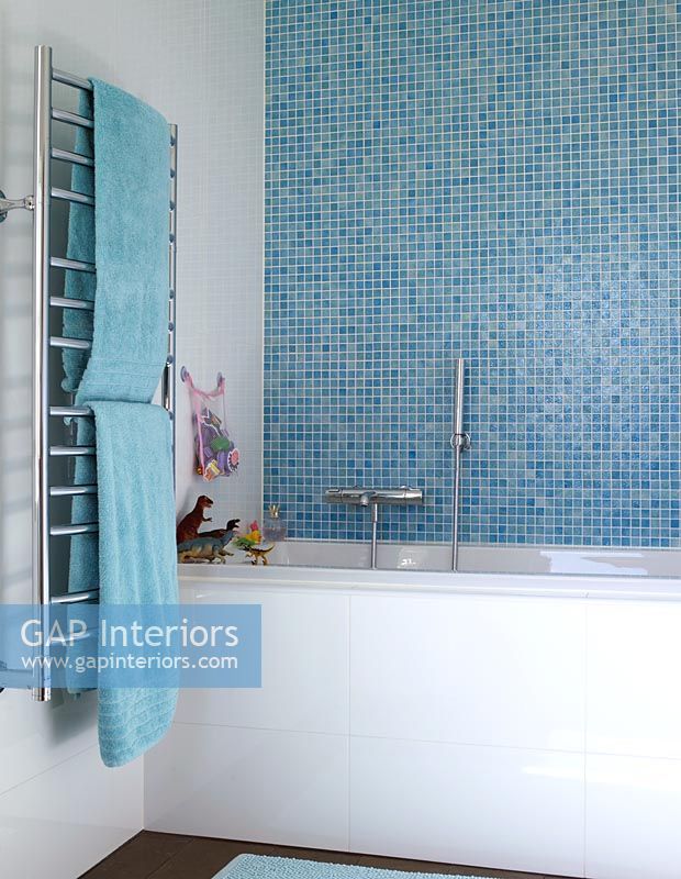 Salle de bain moderne avec mur en mosaïque et radiateur sèche-serviettes
