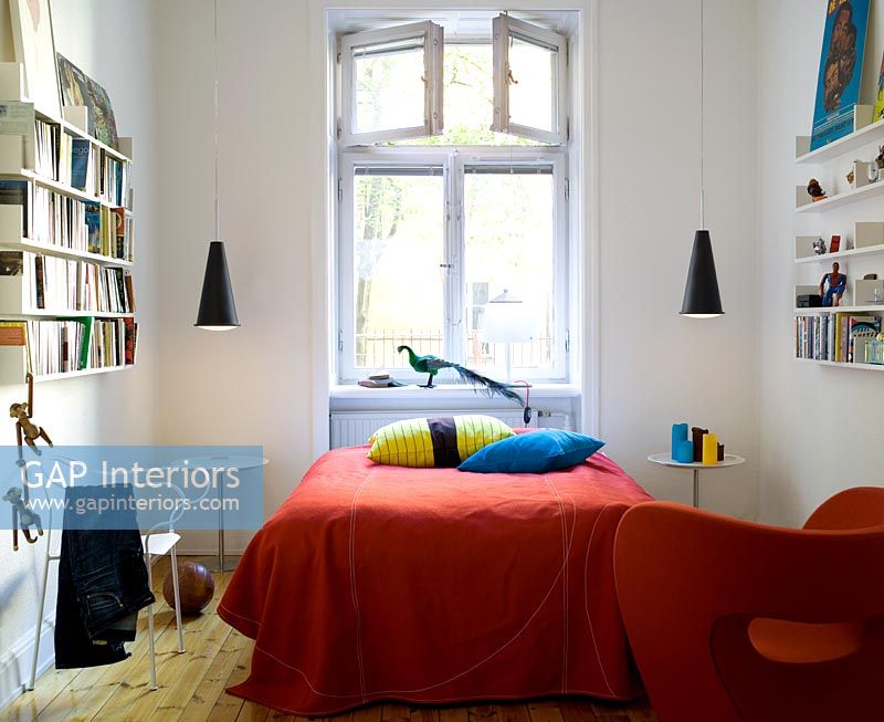 Chambres avec couvre-lit et coussins orange vif