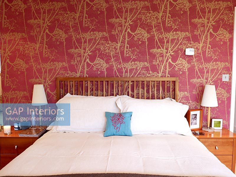 Chambre moderne avec mur caractéristique tapissé
