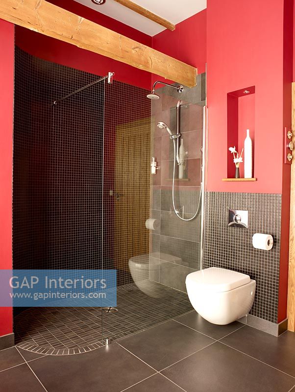 Salle de bain rouge moderne avec cabine de douche