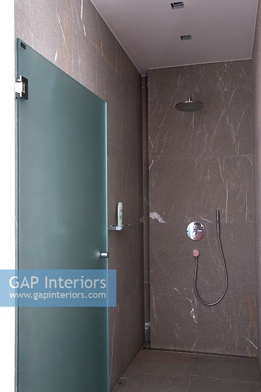Cabine de douche moderne avec des carreaux de marbre EN ATTENTE DE HI-RES