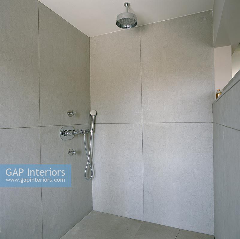 Salle de bain moderne avec douche