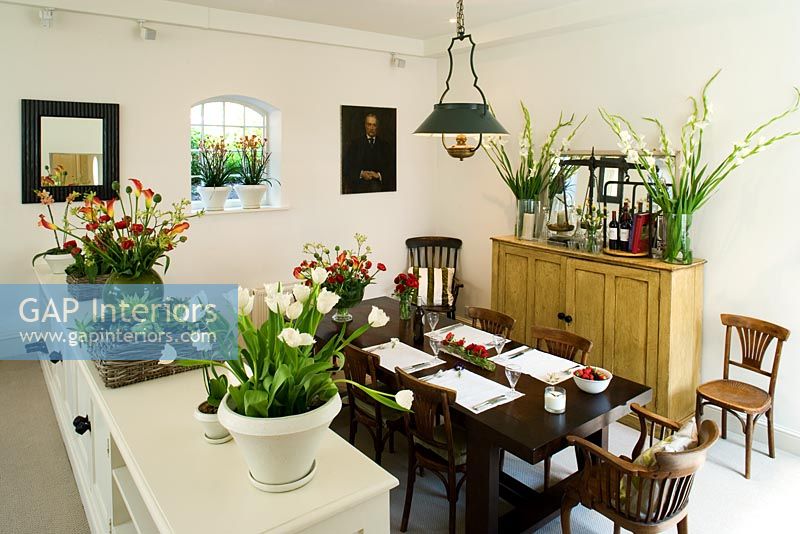 Salle à manger avec table et fleurs