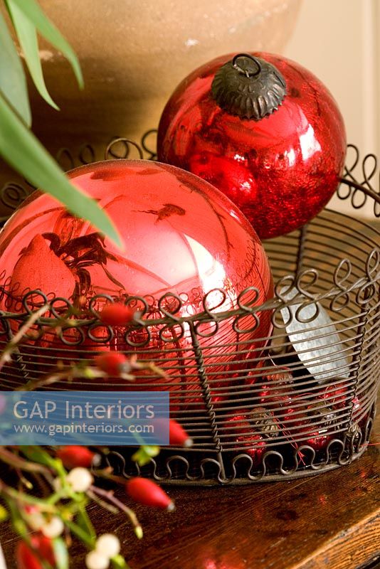 Boules de sapin de Noël rouge décoratif dans une grille