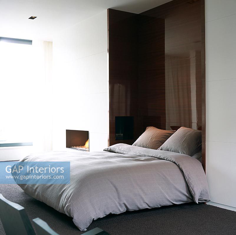 Chambre moderne avec lit et cheminée