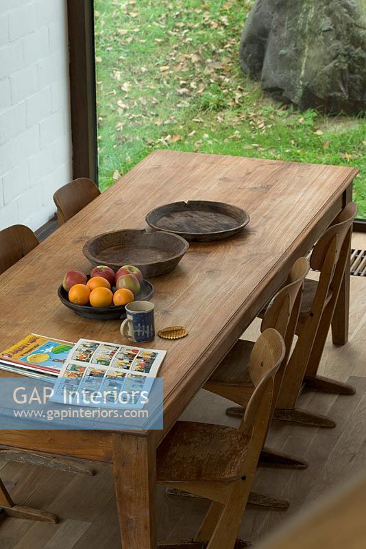 Bol de fruits, magazine et tasse de café sur la table à manger vue de dessus