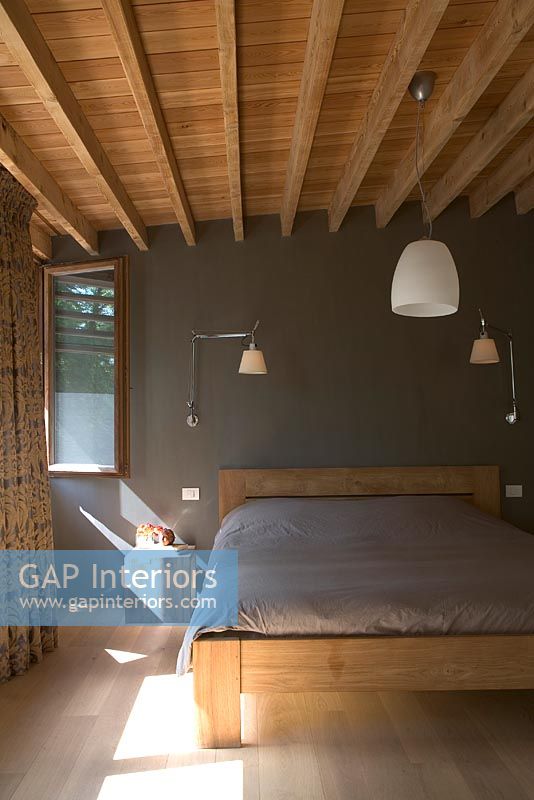 Chambre avec lit et plafond en bois