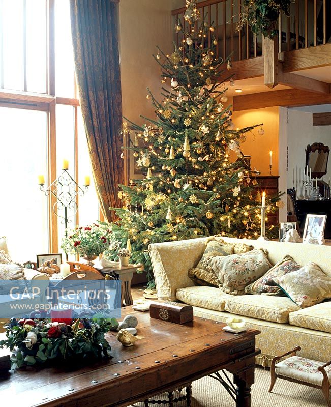 Salon classique avec sapin de Noël illuminé