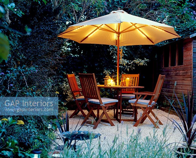 Table et chaises de jardin avec parasol lumineux