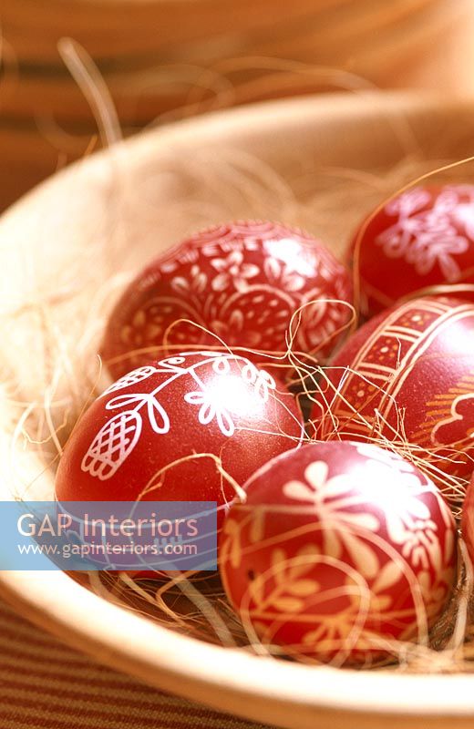 Oeufs de Pâques décorés dans un bol
