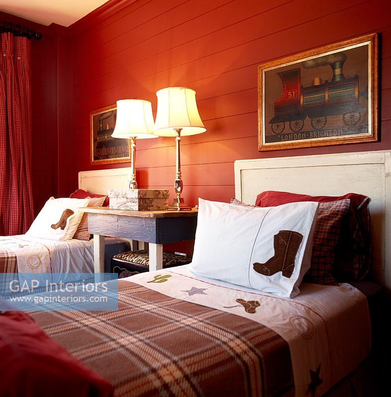Chambre à la décoration rustique avec deux lits