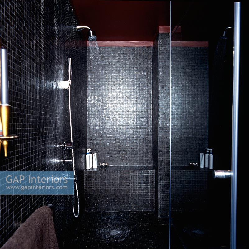 Douche carrelée noire dans une salle de bain moderne