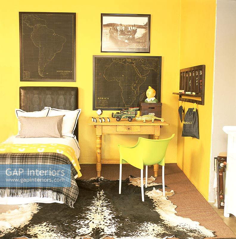 Chambre jaune avec lit et table d'appoint avec chaise