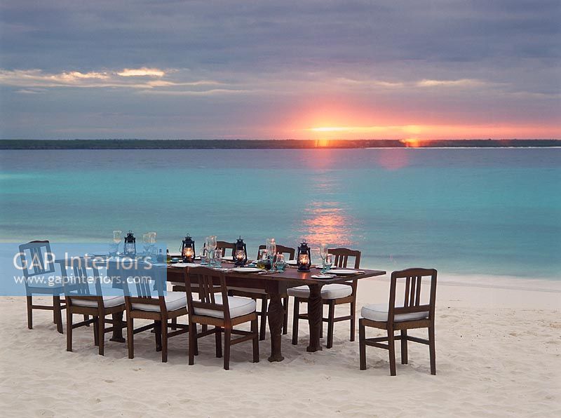 Table à manger avec des chaises sur la plage