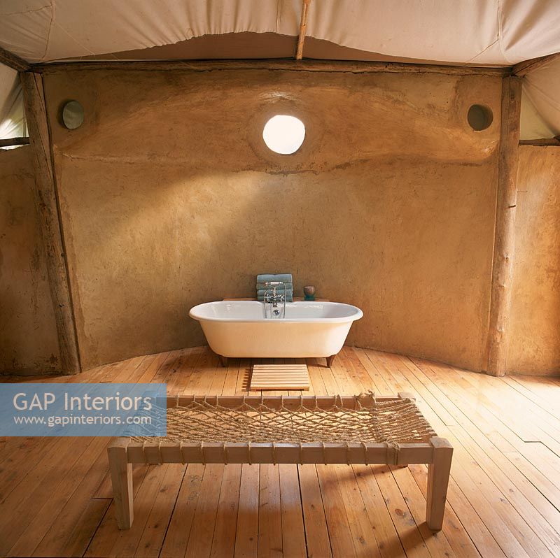 Salle de bain spacieuse tente safari