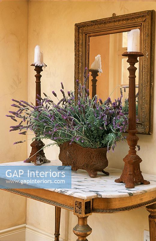 Vase à fleurs décoré avec bougie sur table d'appoint