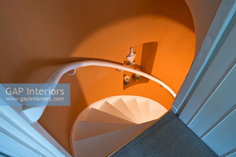 Détail de l'escalier orange