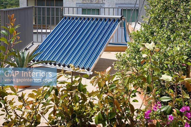 Panneau solaire en terrasse sur le toit