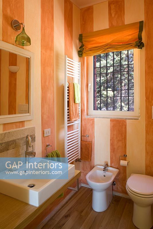 Salle de bain avec des murs aux couleurs délavées