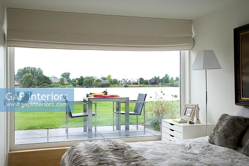 Chambre moderne avec baie vitrée sur terrasse