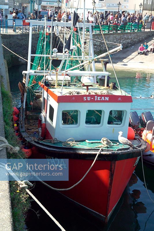 Bateau de pêche rouge dans le port de Padstow