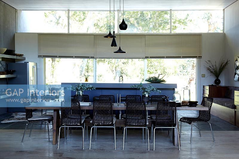 Cuisine-salle à manger moderne dans un salon ouvert