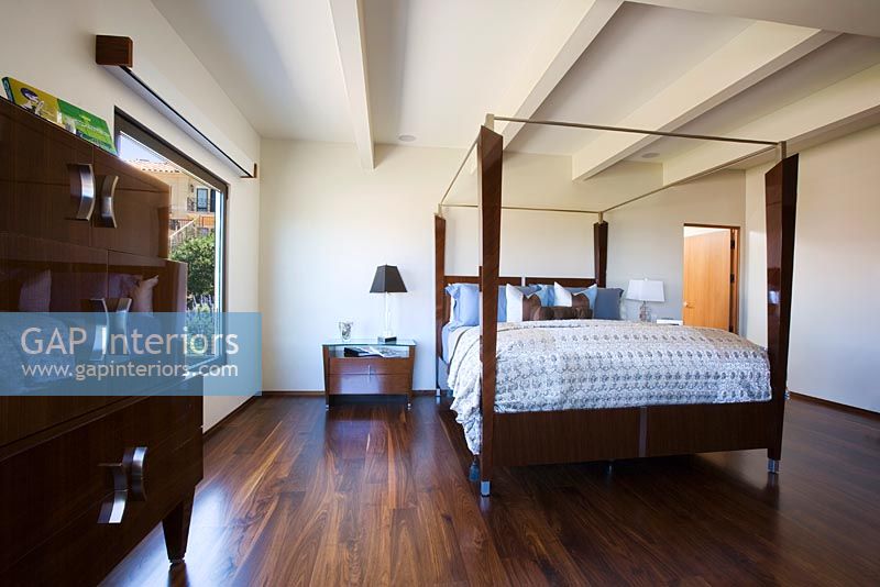 Chambre moderne minimaliste avec lit à baldaquin