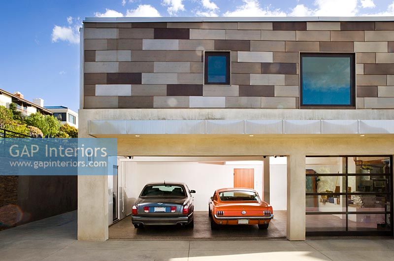 Extérieur du garage de la maison moderne et des voitures