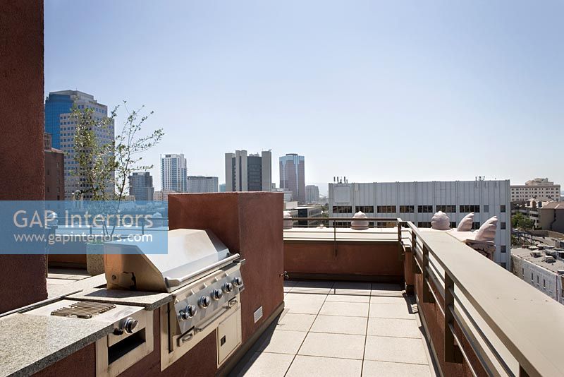 Espace barbecue sur terrasse avec vue sur la ville en arrière-plan