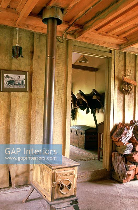 Intérieur rustique avec foyer au bois