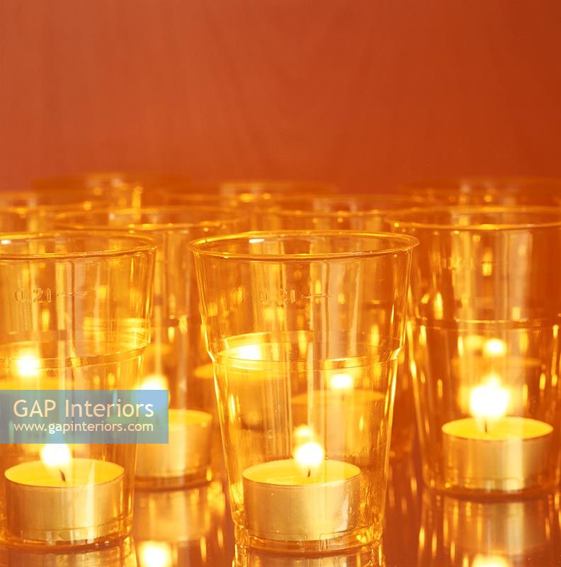 Groupement de verres avec bougies votives