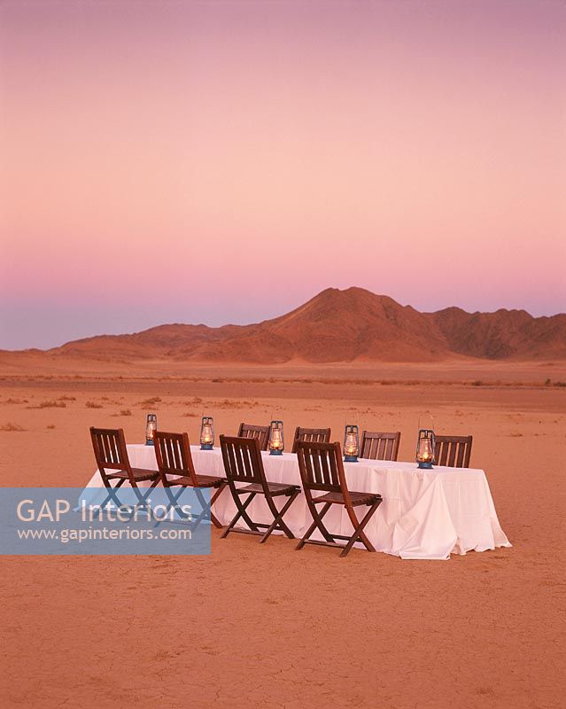 Table à manger avec des chaises vides dans le désert
